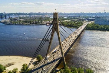 У Києві на місяць