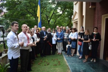 Українці Катару та Індії запалили