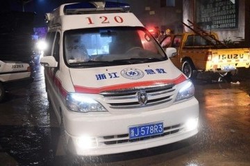 У Китаї обвалився міст, декілька машин упали в воду