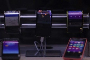 Lenovo показала новий смартфон із гнучким екраном