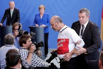 На прес-конференції Меркель і Ердогана стався інцидент