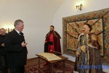 盖特曼蜡像带火巴图林保护区旅游