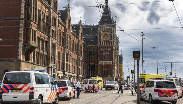 В Амстердаме мужчина напал с ножом на прохожих, полиция не исключает теракт В Амстердаме мужчина напал с ножом на прохожих, полиция не исключает теракт