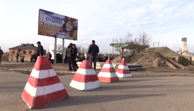 На Донбасі у пунктах пропуску стоять у чергах 320 авто