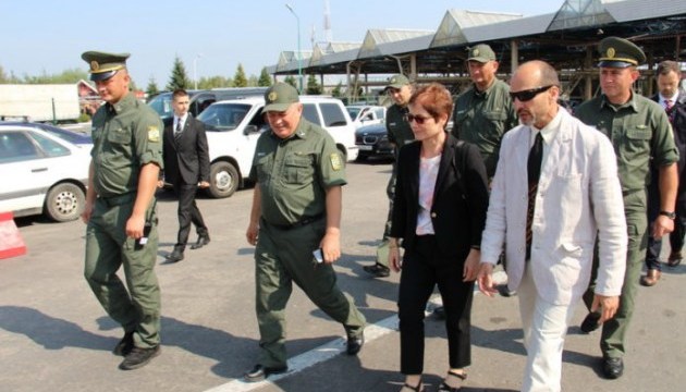 Посол США Йованович посетила пункт пропуска Посол США Йованович посетила пункт пропуска