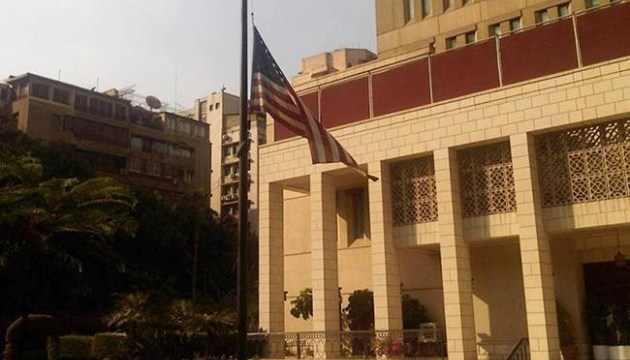 Невідомий кинув вибуховий пристрій у посольство США в Каїрі