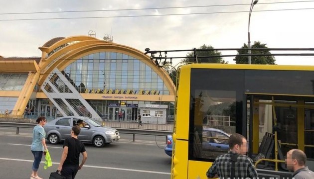 Озброєний чоловік влаштував стрілянину в столичному тролейбусі