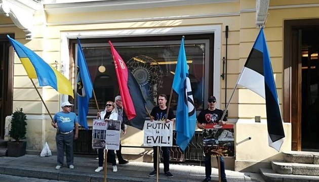 Russian embassy in Tallinn picketed in support of Sentsov. Photos, video