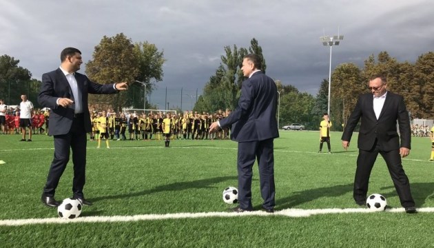 Гройсман відкрив у Вінниці нове футбольне поле