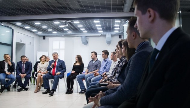 Порошенко рассказал о множестве IT-стартапов, ждущих светлых голов в Украине Порошенко рассказал о множестве IT-стартапов, ждущих светлых голов в Украине