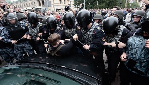 Из-за “пенсионных” акций в России задержали более 1000 протестующих - СМИ Из-за “пенсионных” акций в России задержали более 1000 протестующих - СМИ
