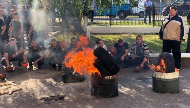 На десятые сутки протеста шахтеры привезли под “Волыньуголь” бочки и шины На десятые сутки протеста шахтеры привезли под “Волыньуголь” бочки и шины