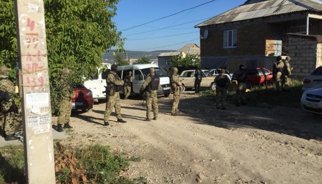 Під час обшуку в Бахчисараї затримали двох активістів, які знімали силовиків