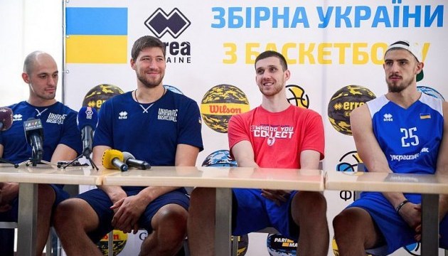 Сборная Украины провела автограф-сессию перед матчем с Испанией Сборная Украины провела автограф-сессию перед матчем с Испанией