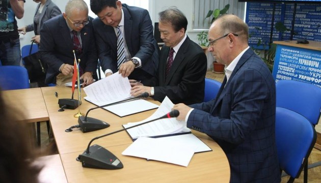 Ukrinform, Xinhua sign agreement on information cooperation
