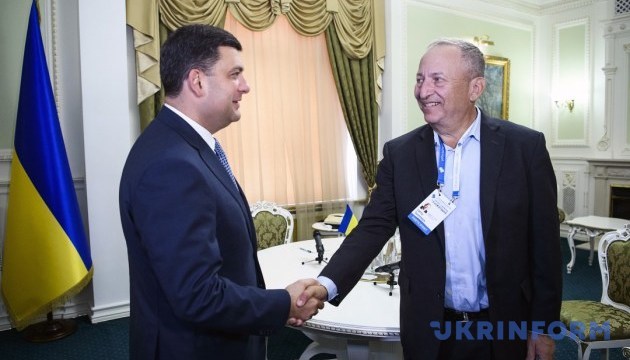 Гройсман обсудил с финансистом Саммерсом ситуацию в Украине Гройсман обсудил с финансистом Саммерсом ситуацию в Украине