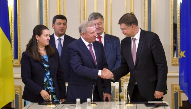 Ucrania y la UE firman un acuerdo sobre ayuda financiera por mil millones de dólares (Fotos)