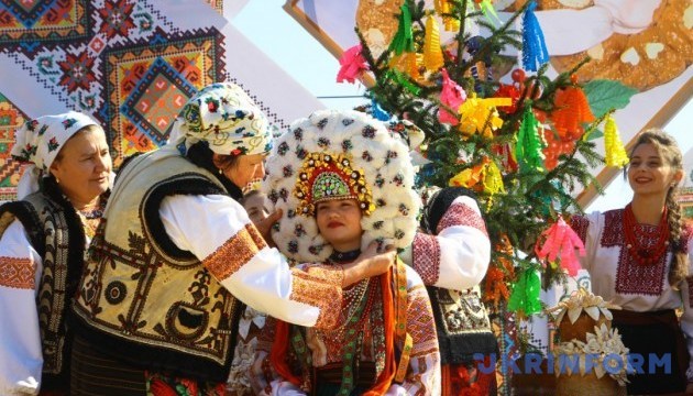 Весільні традиції Буковини відтворять у Чернівцях