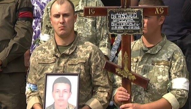 Les habitants de la région de Soumy ont dit adieu à un militaire de 20 ans tué dans le Donbass