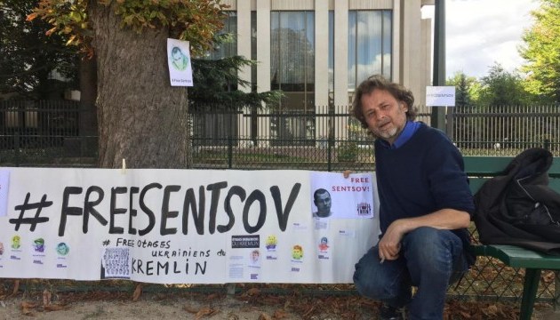 У Парижі режисери голодують на підтримку Сенцова під посольством РФ