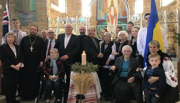 Eyewitnesses of Holodomor of 1932-33 light a candle of remembrance in Australia. Photos