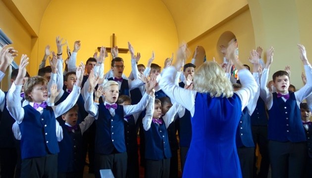 Хор хлопчиків з Києва заспівав для прихожан української церкви в Берліні