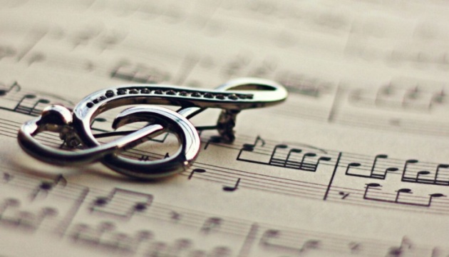 Українські школярі в ОАЕ отримали музичне привітання від піаніста-віртуоза Євгена Хмари