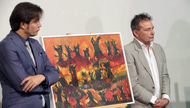 Un peintre italien a offert ses tableaux sur le génocide des Ukrainiens au musée du Holodomor de Kyiv
