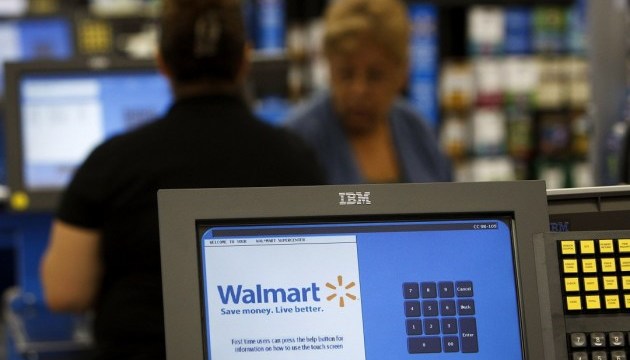 Walmart прекратила продажу маек "СССР" после жалобы евродепутатов Walmart прекратила продажу маек "СССР" после жалобы евродепутатов