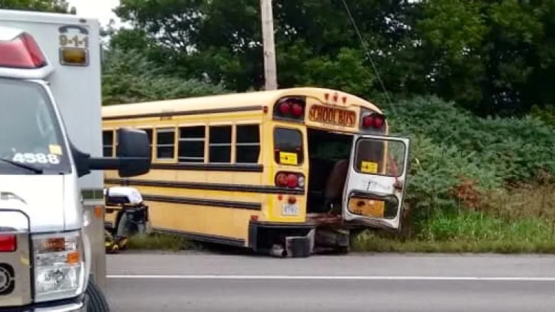 Шкільний автобус у Канаді потрапив в аварію: є постраждалі