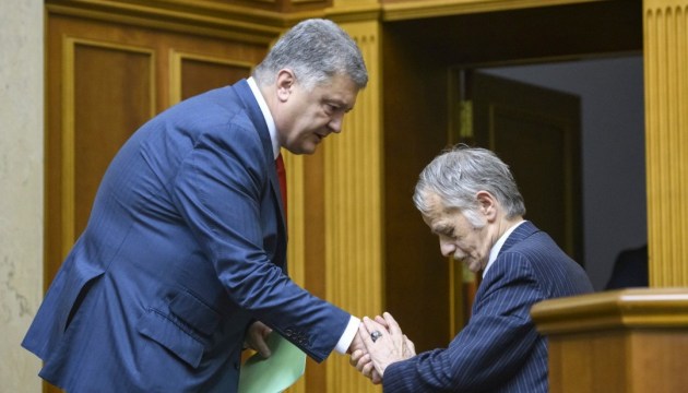 Порошенко в Раде: «Армія. Віра. Мова» и просьба к Западу – не заглядывать Путину ни в одно место Порошенко в Раде: «Армія. Віра. Мова» и просьба к Западу – не заглядывать Путину ни в одно место