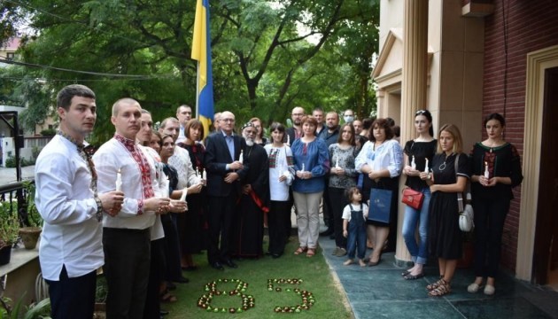 Ukrainians in Qatar and India join international action to commemorate Holodomor victims. Photos