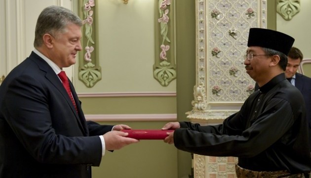 Poroshenko receives credentials from ambassadors of five countries