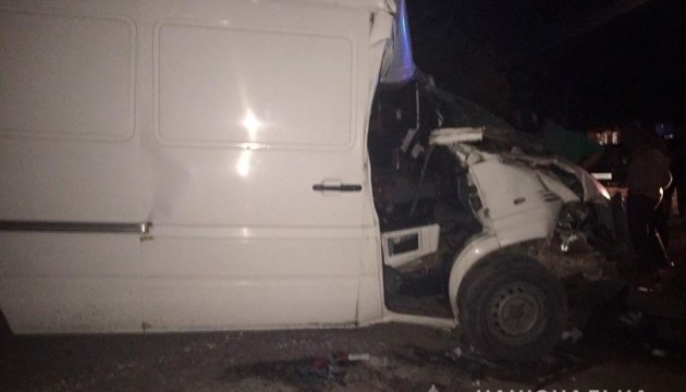 На Буковині “п’яний” мікроавтобус в’їхав у ЗІЛ: серед жертв - дитина На Буковині “п’яний” мікроавтобус в’їхав у ЗІЛ: серед жертв - дитина