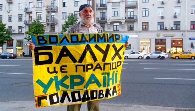 Simultaneous protest action for liberation of Sentsov and Balukh held in Chicago and Moscow. Photos