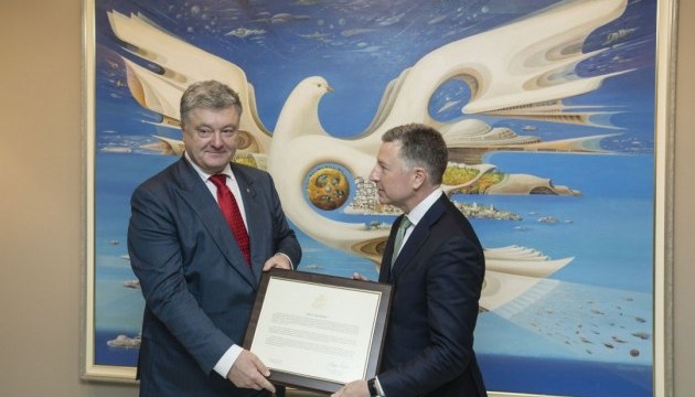 Volker gives Poroshenko a copy of Crimea Declaration