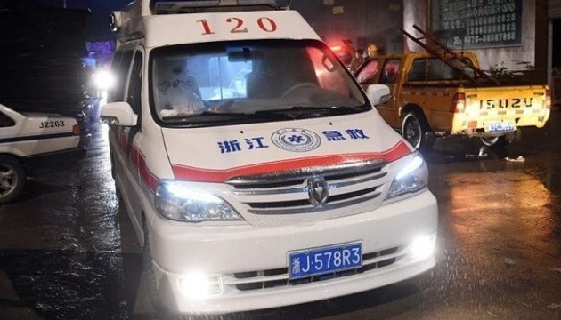 中国向乌克兰转交50辆救护车 中国向乌克兰转交50辆救护车