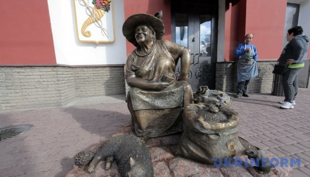 У Харкові встановили пам'ятник продавчині насіння