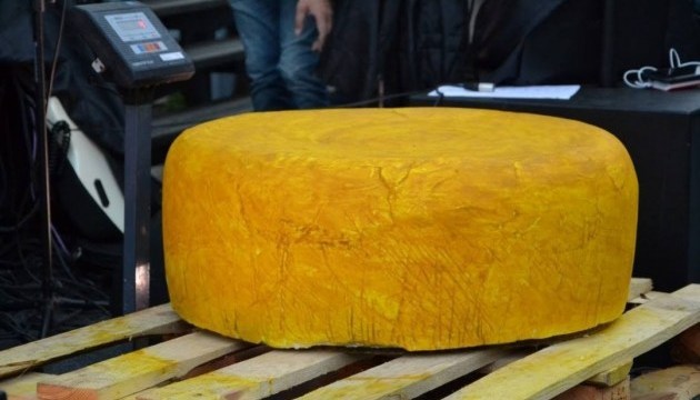 切尔诺夫策制作乌克兰最大奶酪
