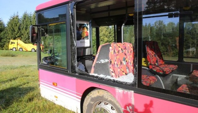 У Німеччині шкільний автобус потрапив у ДТП: травмовані 12 дітей