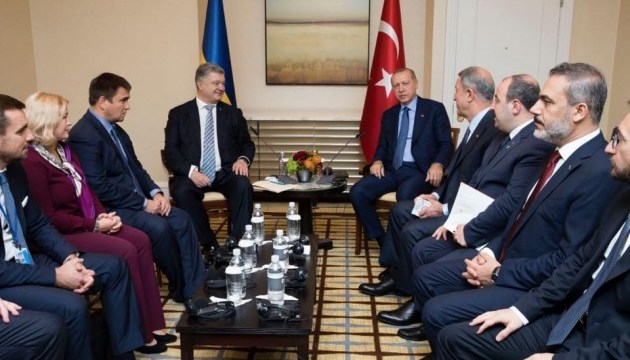 ポロシェンコ宇大統領、エルドアン土大統領と自由貿易、露拘束者、クリミア占領を協議