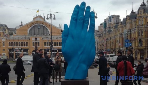Une main géante installée au centre de Kyiv (photos) Une main géante installée au centre de Kyiv (photos)