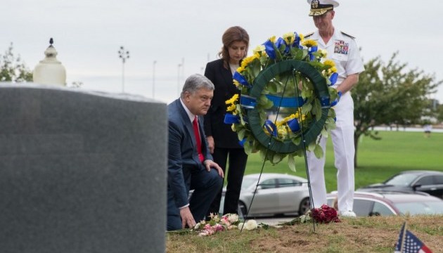 Poroshenko, his wife honor John McCain's memory