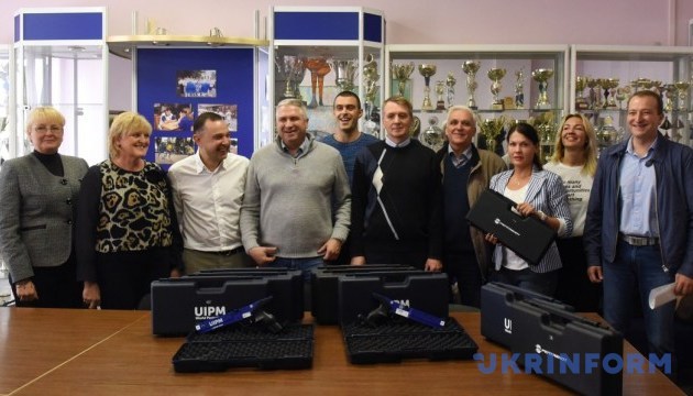 Спортшколы Киева получили лазерное оборудование от Федерации современного пятиборья Спортшколы Киева получили лазерное оборудование от Федерации современного пятиборья