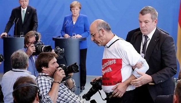 На прес-конференції Меркель і Ердогана стався інцидент