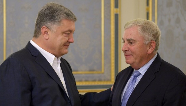 Poroshenko agradece al general estadounidense por su trabajo en Ucrania