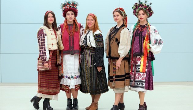 利沃夫举办“乌克兰阿马宗人”民族服装秀