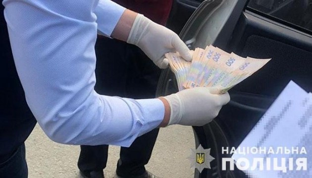 На Львівщині ДБР затримало патрульного, який вимагав у водія хабар