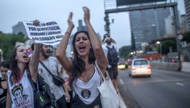 У Бразилії тисячі жінок вийшли на акцію проти скандального кандидата у президенти