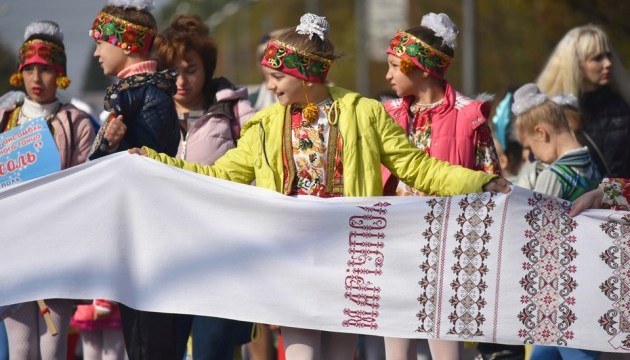 У Маріуполі проходить виставка й майстер-класи з української вишивки